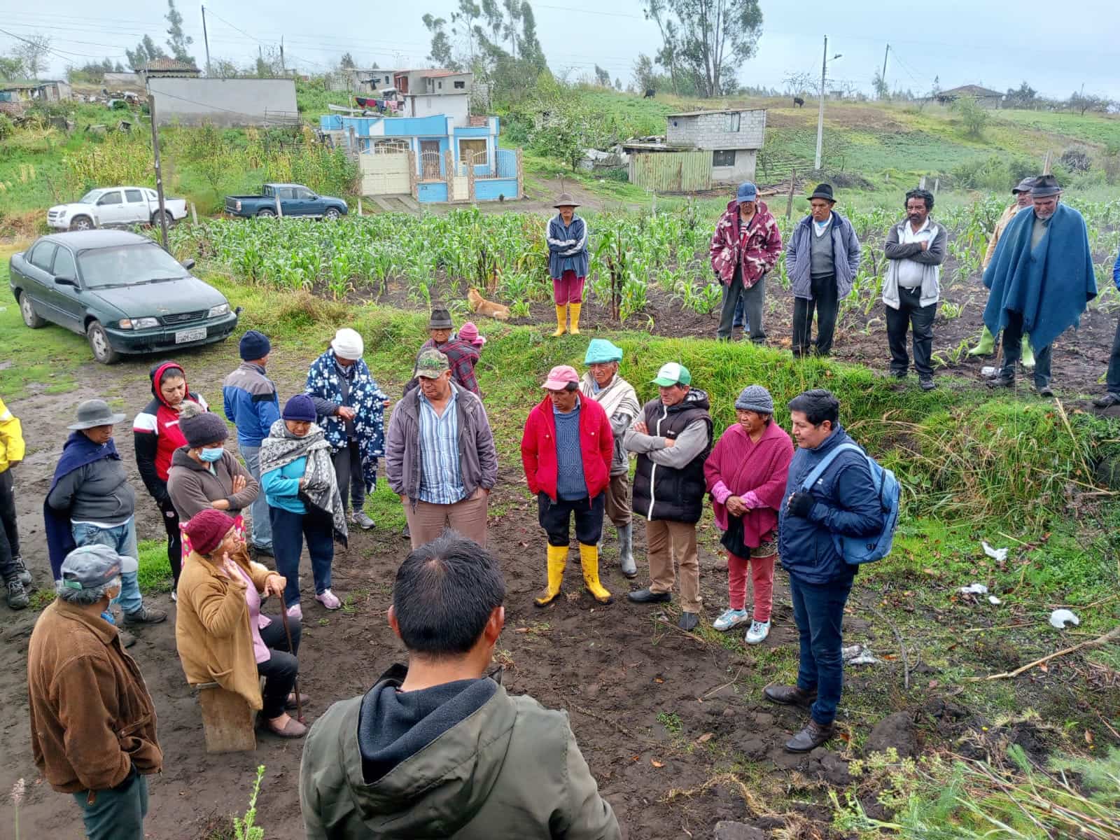 A través de una minga comunitaria se mejora los canales de la acequia ...