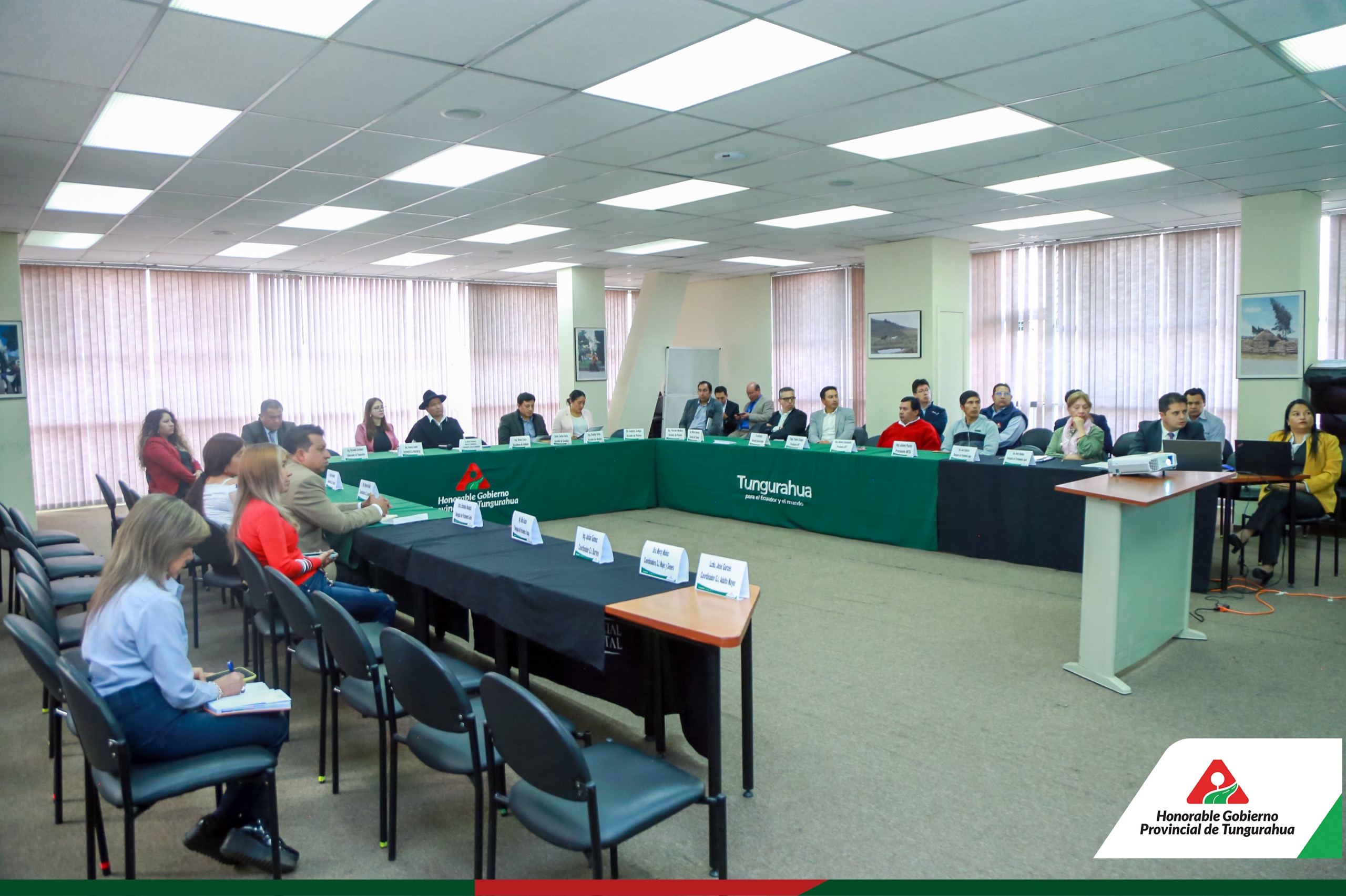 El Prefecto de Tungurahua, Manuel Caizabanda presidió la reunión de la Junta de Gobierno que contó con la presencia de los delegados de los parlamentos ciudadanos Agua, Gente y Trabajo con sus respectivos grupos de interés, alcaldes y representantes de los movimientos indígenas, MIT, MITA Y AIET; la reunión se desarrolló el lunes 23 de octubre de 2023 en el Salón Tungurahua.