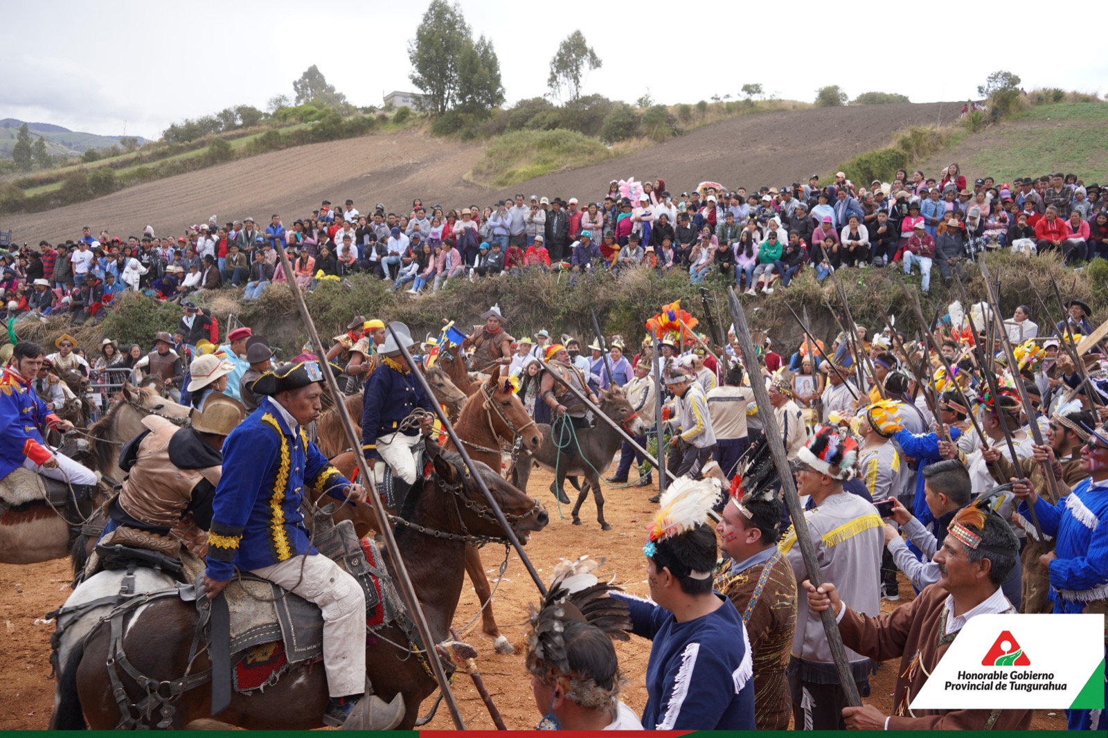 El Prefecto de Tungurahua, Manuel Caizabanda junto al alcalde de Tisaleo, concejales, autoridades nacionales, provinciales, cantonales, parroquiales e invitados especiales asistieron a la celebración de la “Escenificación de la Guerra” como parte de la fiesta del Inga Palla y culto a Santa Lucía, una manifestación que conjuga aspectos históricos y religiosos que se celebra todos los años durante la tercera semana de octubre en el cantón Tisaleo.