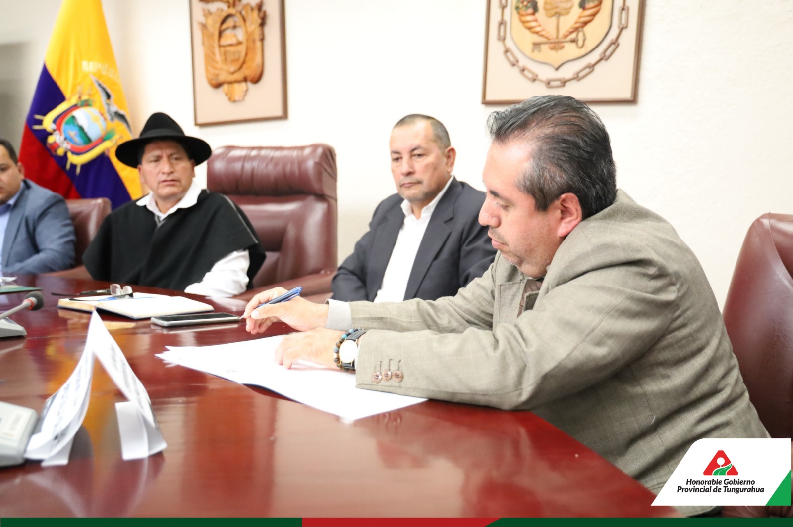 FIRMA CONTRATO PARA LA CONSTRUCCIÓN DEL SISTEMA DE RIEGO MOCHA HUACHI