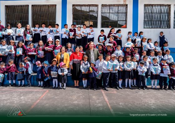 KITS ESCOLARES LLEGAN A NIÑOS DE LOS CANTONES DE TUNGURAHUA